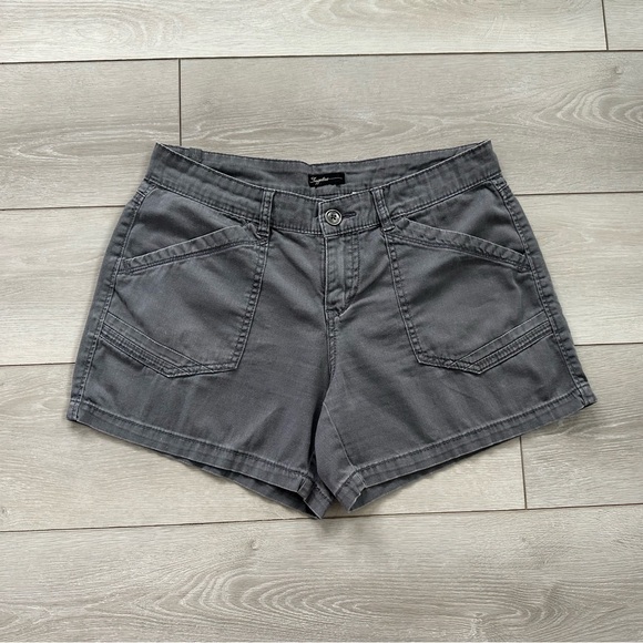 Women's Gray Cargo Shorts Size 8 - Picture 1 of 8
